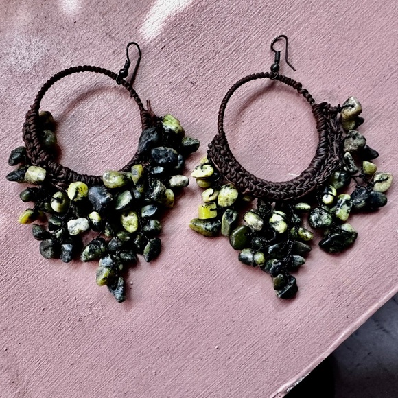 Artisan green stone dangly earrings - Picture 2 of 3